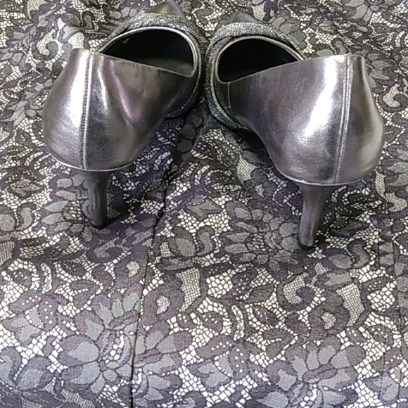 Ladies silver Mootsie Tootsies heels, Sz 8.5 - Picture 3 of 4